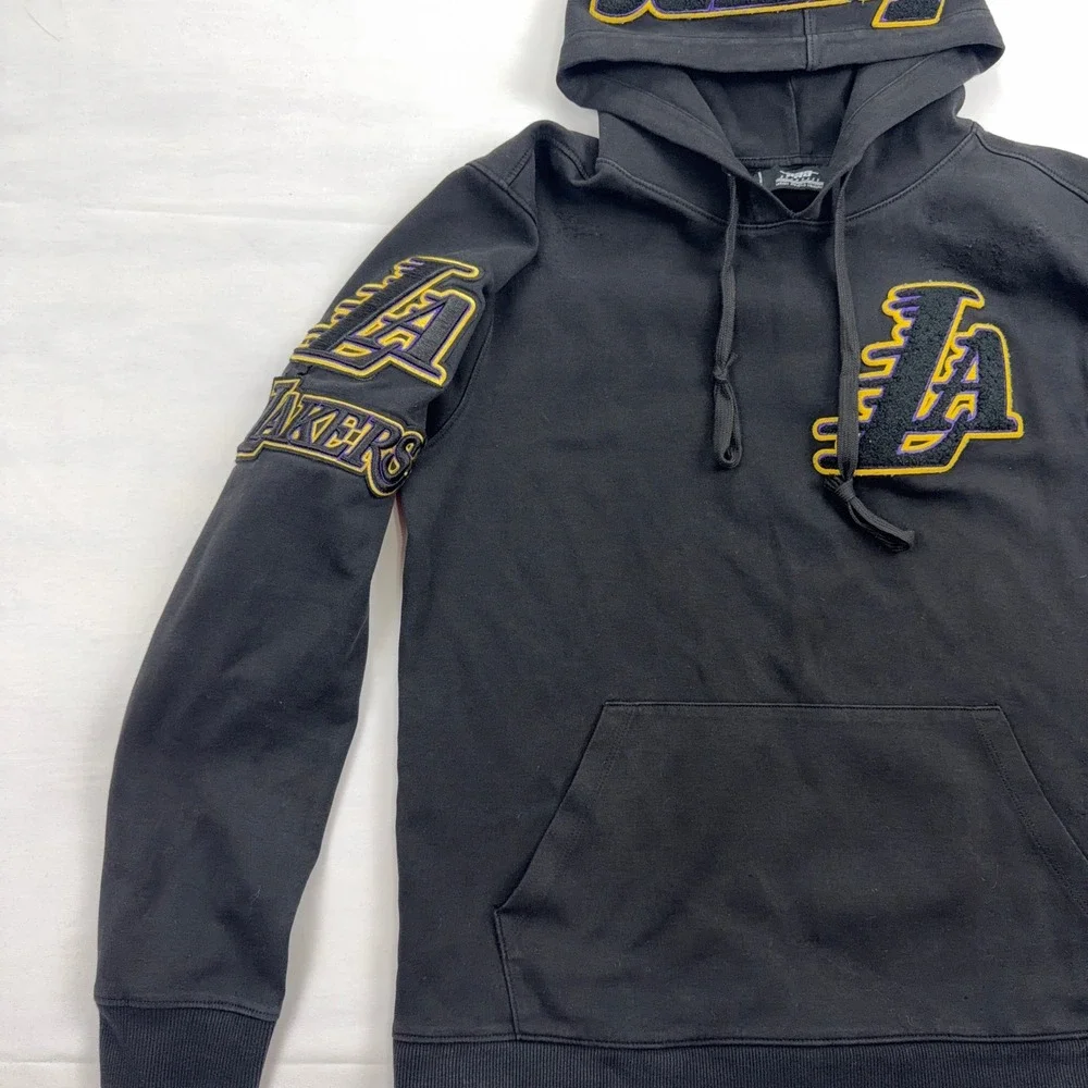 Pro Standard Los Angeles Lakers Chenille Patch Pullover Hoodie Size M Black NBA - Picture 3 of 8